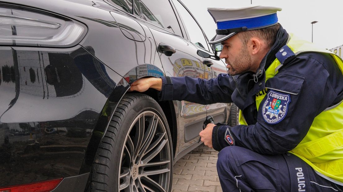 Kontrola ogumienia - zdjęcie ilustracyjne