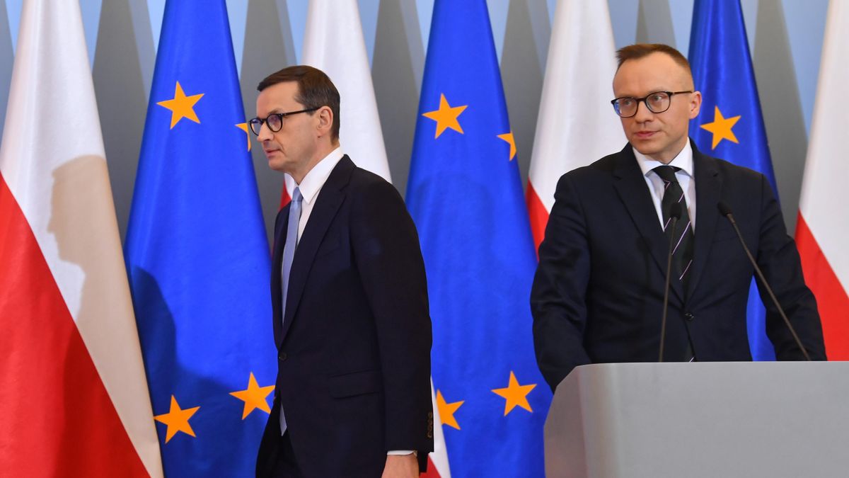 Mateusz Morawiecki, Artur Sobo�
Warszawa, 22.04.2022. Premier Mateusz Morawiecki (L) i wiceminister finans�w Artur Sobo� (P) podczas konferencji prasowej w KPRM w Warszawie, 22 bm. Rz�d przyj�� projekt nowelizacji ustawy o PIT, kt�ry zak�ada obni�enie od 1 lipca br. dolnej stawki tego podatku z 17 do 12 proc. (pn/doro) PAP/Piotr Nowak
Piotr Nowak
briefing, dla medi�w, finanse, konferencja, KPRM, niskie podatki, polityk, polityka, prasowa, premier, wiceminister