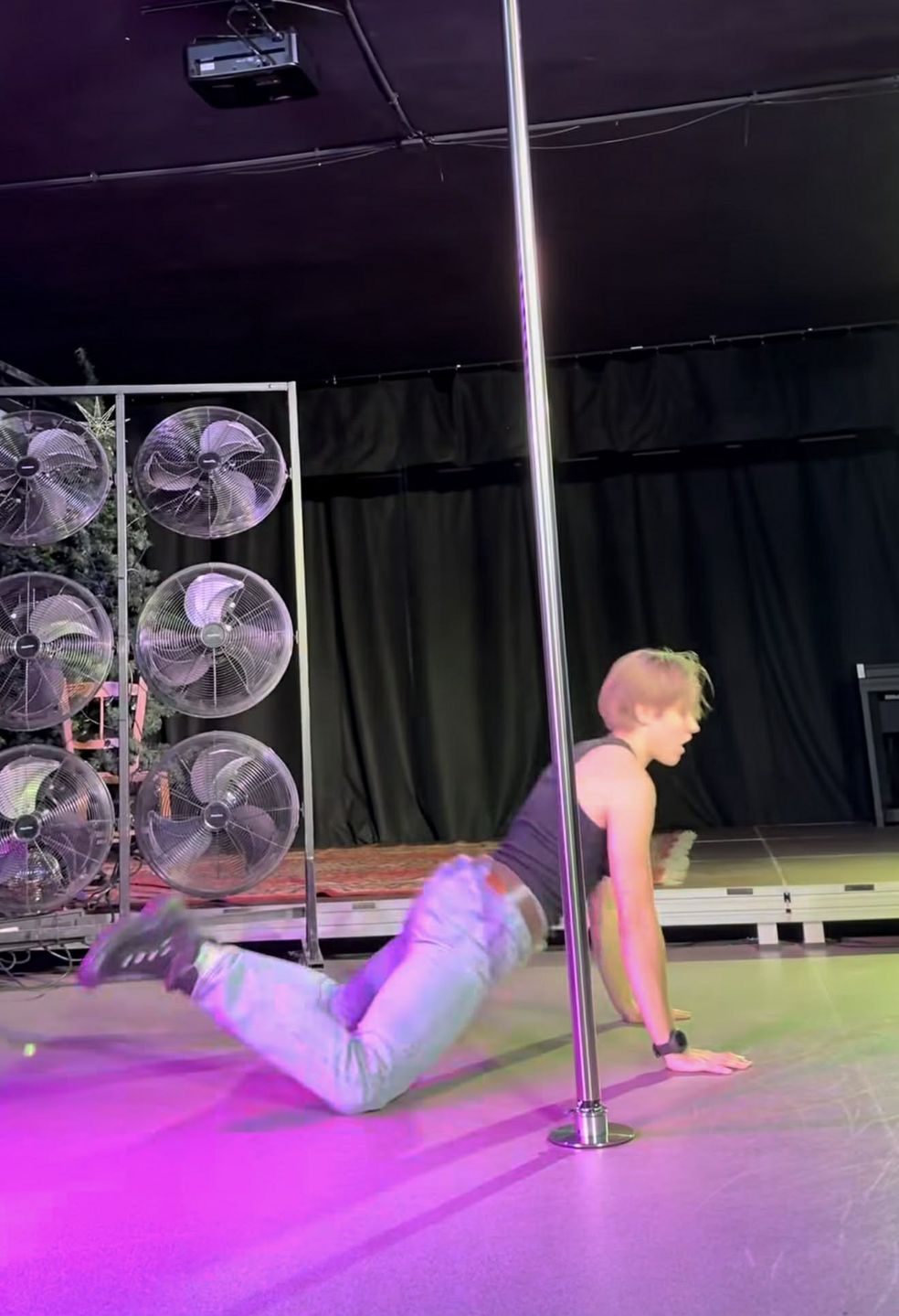 Katarzyna Zillmann wygina się na rurze w rytm przeboju Tatu