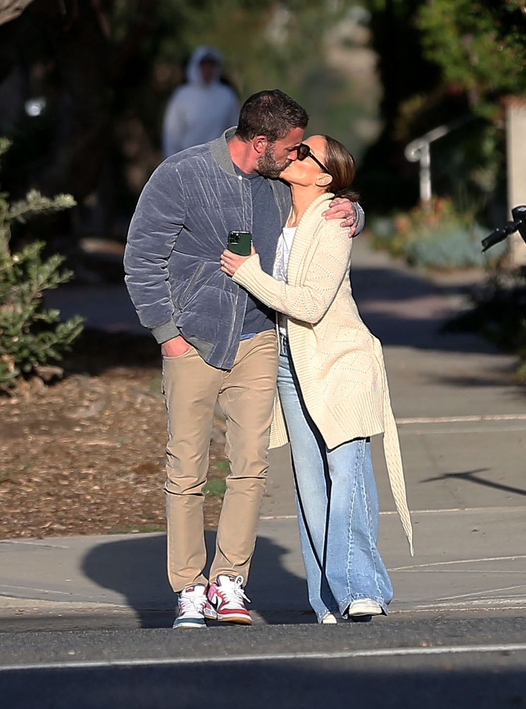 Ben Affleck i Jennifer Lopez na romantycznym spacerze