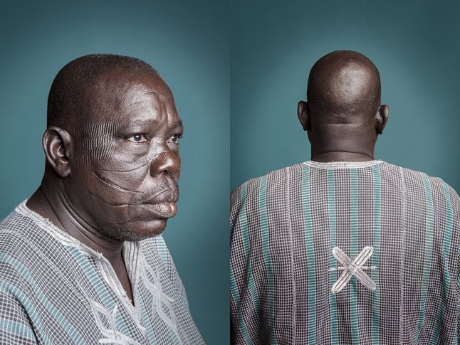 Obecnie, w Afryce niewielu ludzi nosi blizny na twarzy - są to głównie starsze osoby. Fotografka podkreśla, że miała poważny problem ze znalezieniem ludzi do fotografowania. Takie osoby to jedni z niewielu świadków przeszłości Afryki.