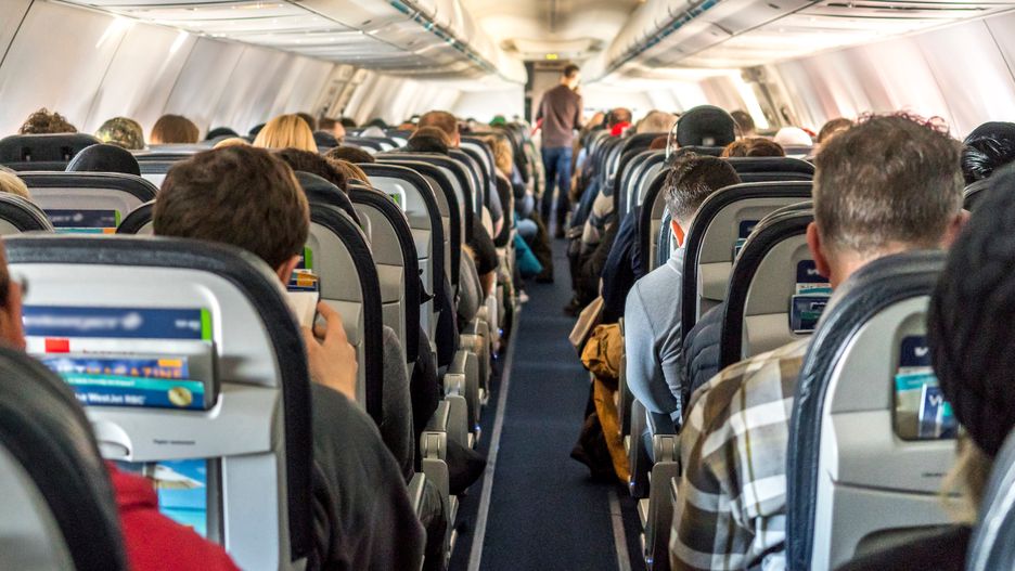 Jednym z przewinień podróżnych jest dłubanie w nosie 