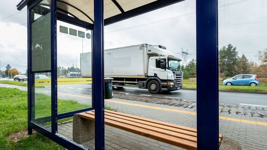 Zdemolowana wiata przystankowa w Fordonie.