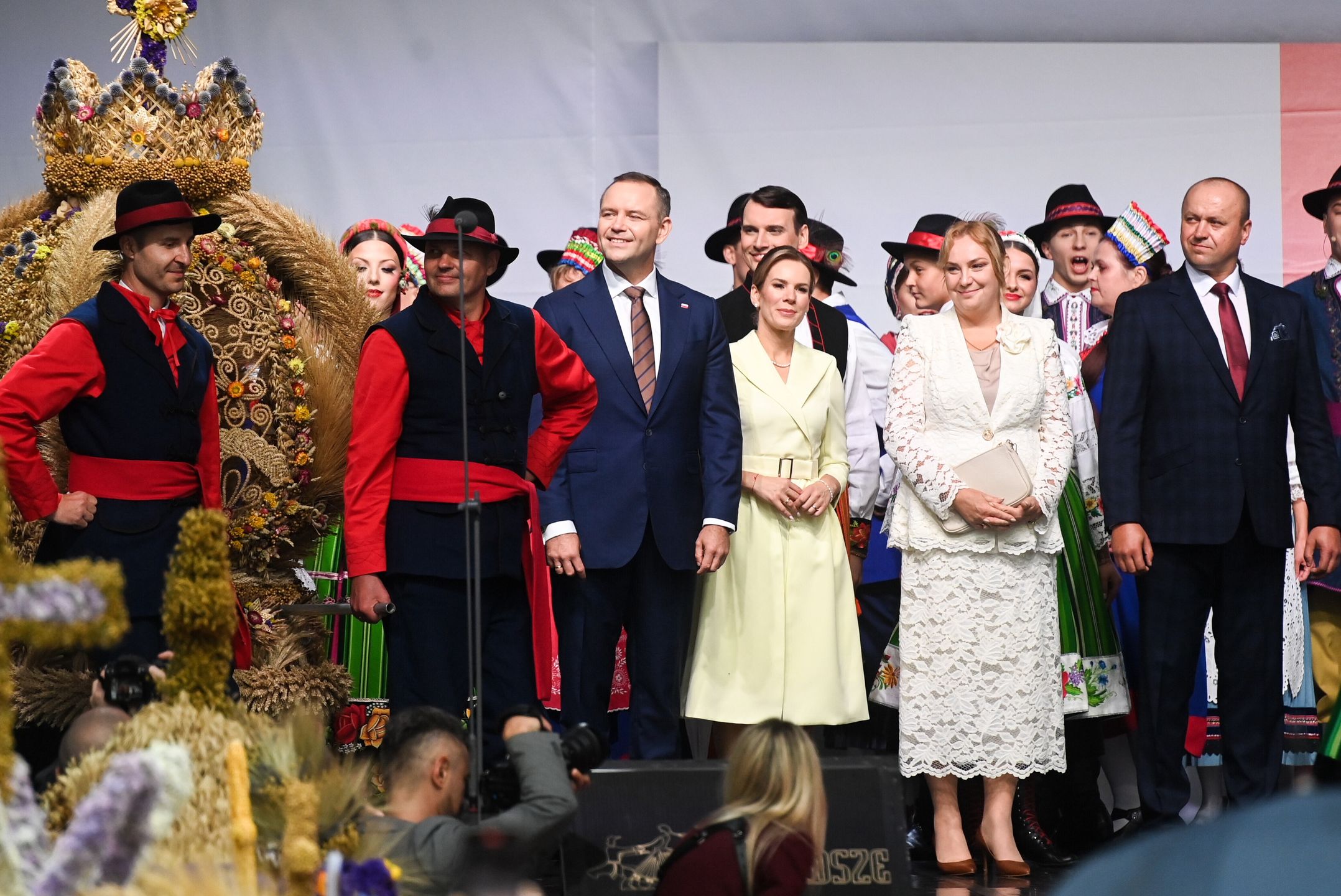 Warszawa, 14.09.2025. Głowa państwa RP Karol Nawrocki (4P) z małżonką Martą Nawrocką (3P) podczas Dożynek Prezydenckich na dziedzińcu Pałacu Prezydenckiego w Warszawie, 14 bm. (aldg) PAP/Piotr Nowak