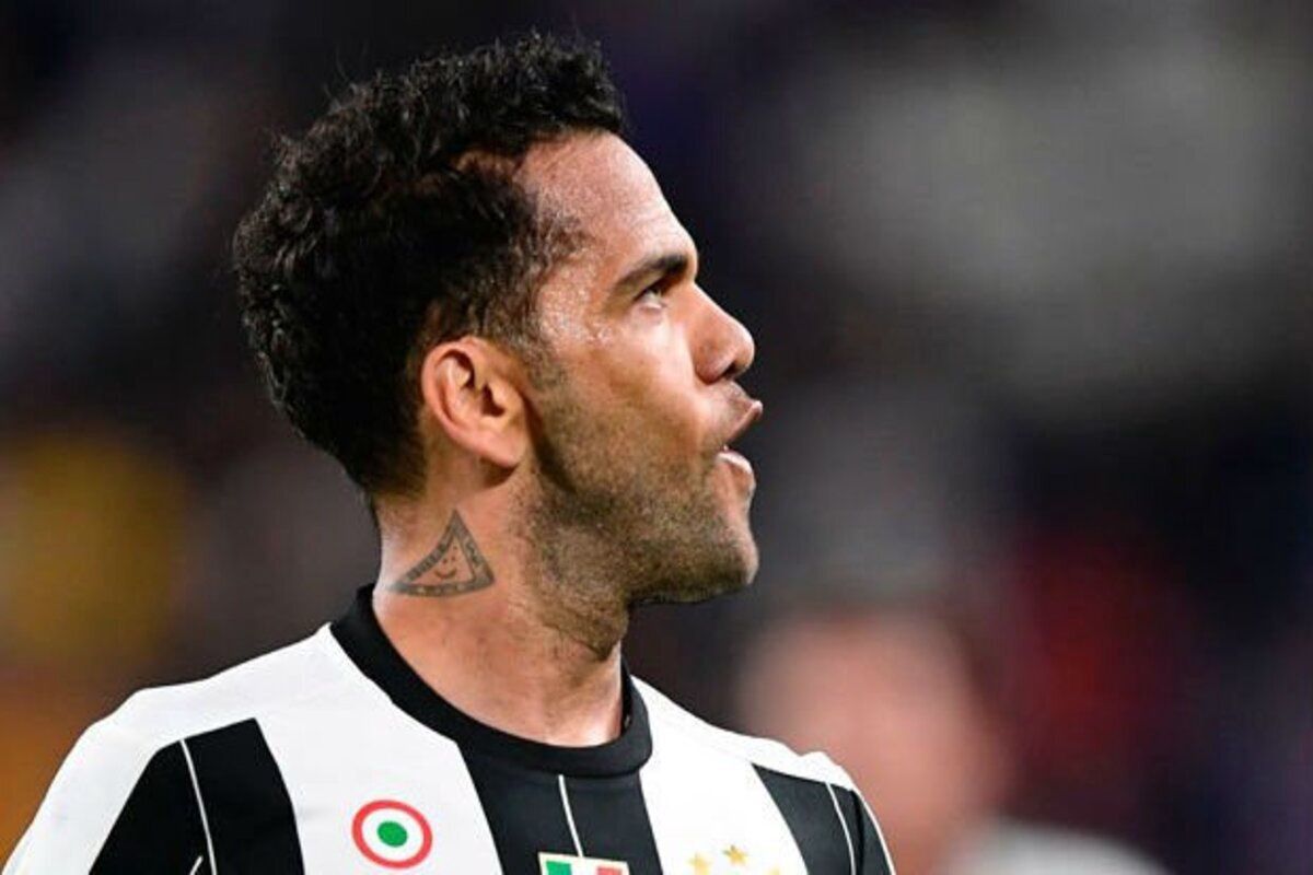 Dani Alves rozkręcił minibiznes w więzieniu. Wiadomo, jak zdobywa papierosy