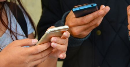Policja ostrzega przed oszustami. Wracają SMS-y wzywające do dopłaty złotówki do przesyłki