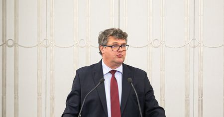 Komornik egzekwuje wyrok sądu. Uszczuplił konto europosła PiS Macieja Wąsika