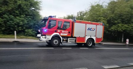 Pożar w budynku wielorodzinnym. Zapaliło się łóżko, na którym leżał laptop