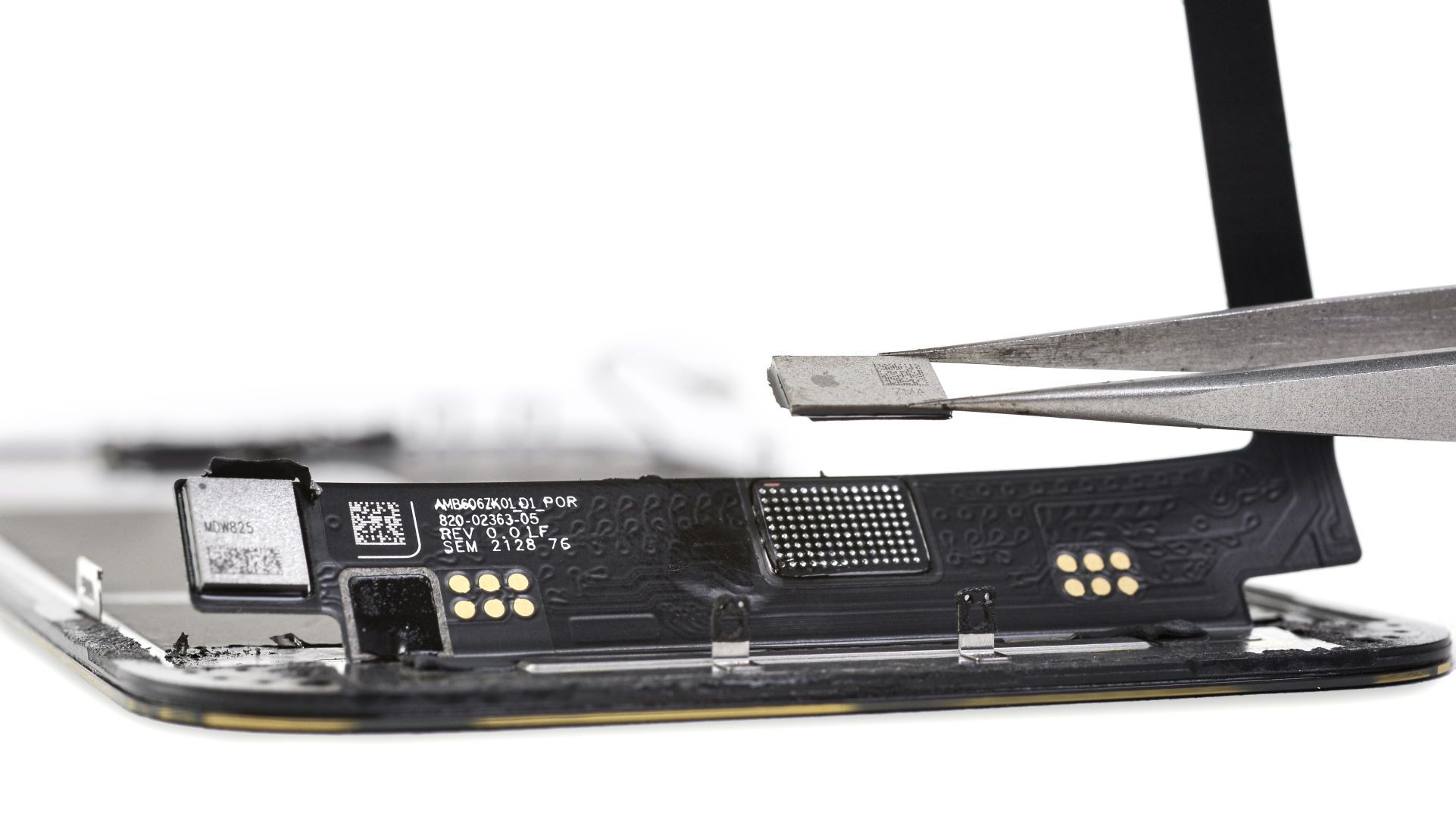 Apple może ubić nieautoryzowane serwisy naprawcze. Wymiana ekranu w iPhonie 13 to koszmar 2