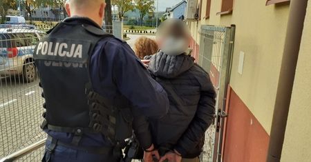 Bracia znęcali się nad własną babcią. Bili pięściami, kopali, ubliżali