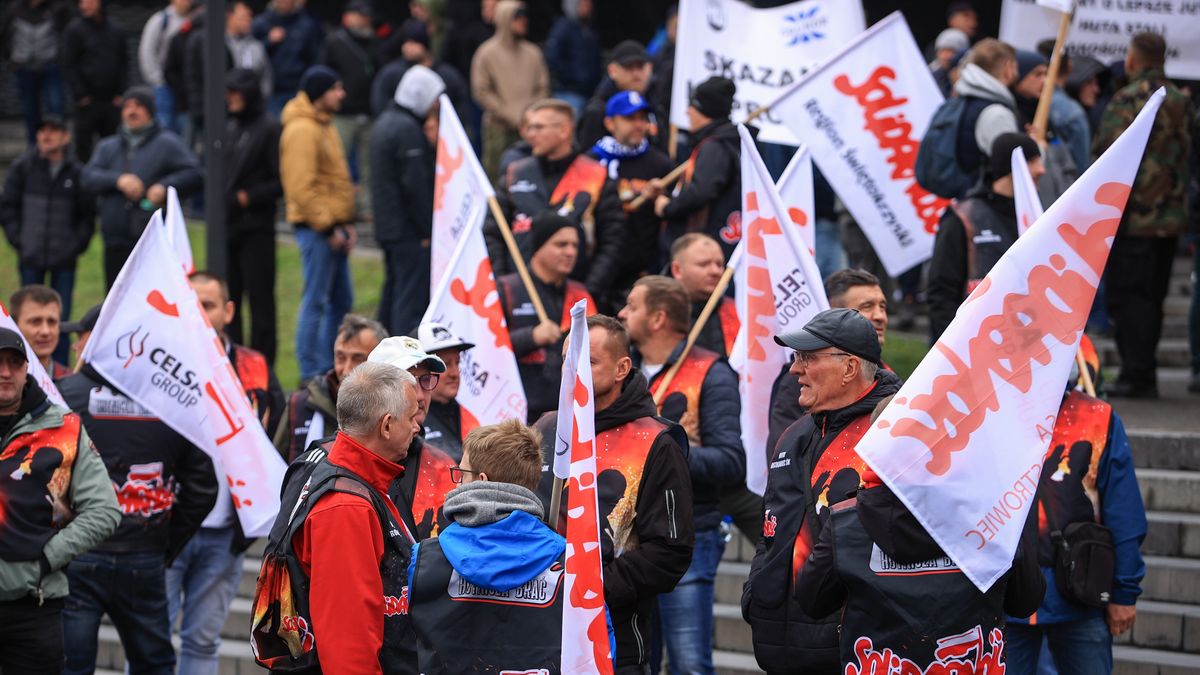 Protestuj�cy
Katowice, 01.10.2025. Protestuj�cy przed Mi�dzynarodowym Centrum Kongresowym w Katowicach, 1 bm. gdzie odbywa si� konferencja klimatycza PRECOP 2025. Wydarzenie poprzedzi�o szczyt klimatyczny ONZ COP30 w Belem w Brazylii. (ad) PAP/Jarek Praszkiewicz
Jarek Praszkiewicz
centrum, ekologia, klimacie, klimat, klimatu, klimatyczna, konferencja, kongres, kongresowe, MCK Katowice, mi�dzynarodowe, otwarcia, precop, protest, zmiana, zmiany