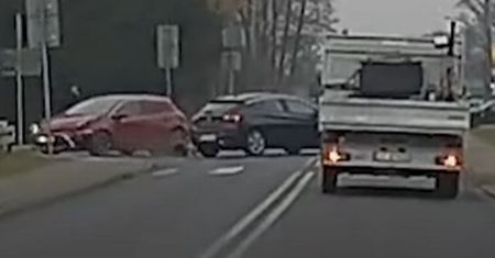 Kamera nagrała wszystko. Tak zderzyły się auta w Mazańcowicach