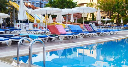Koszmar nad hotelowym basenem. "Tata, przyjdź szybko, bo biją mamę"