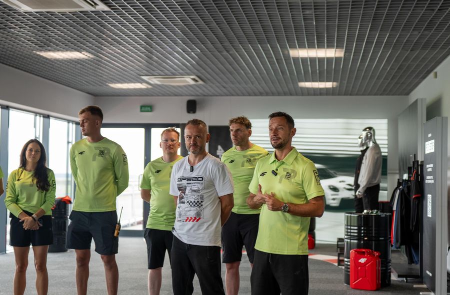 Influencerzy wsiedli do sportowych aut