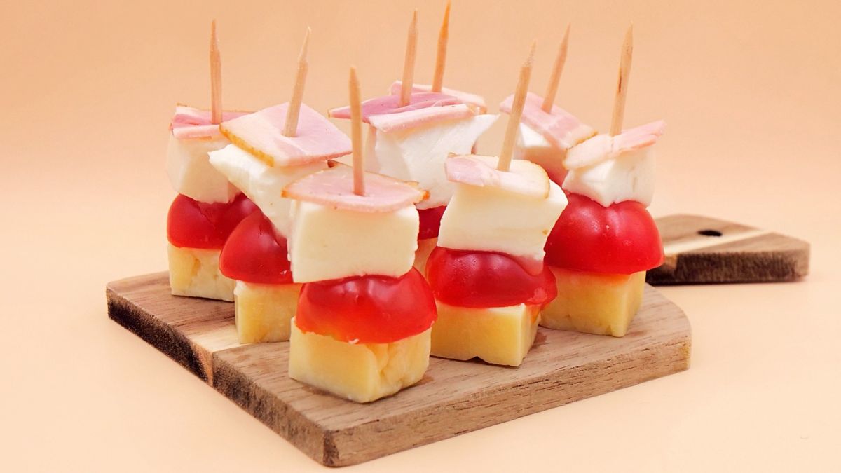 Nadziej składniki na wykałaczki i przełóż na talerz