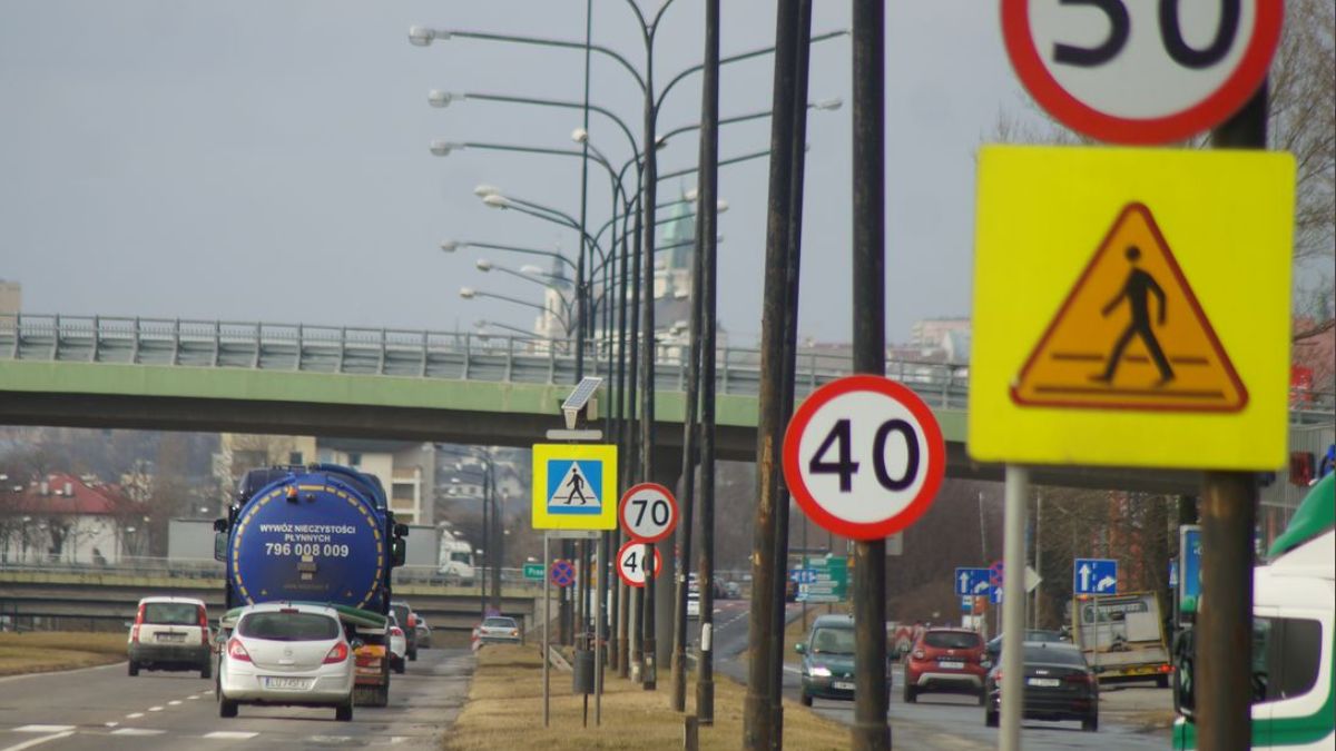 (Twitter.com)"Znakoza" w Lublinie. Pieniądze wyrzucone w błoto