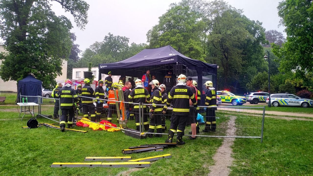 "Wciąż się trzęsę". 18 osób rannych po uderzeniu pioruna w Czechach