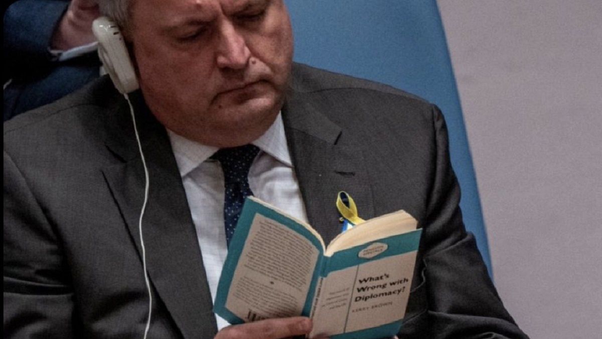 Ukraiński dyplomata czytał książkę "Co jest nie tak z dyplomacją?" 