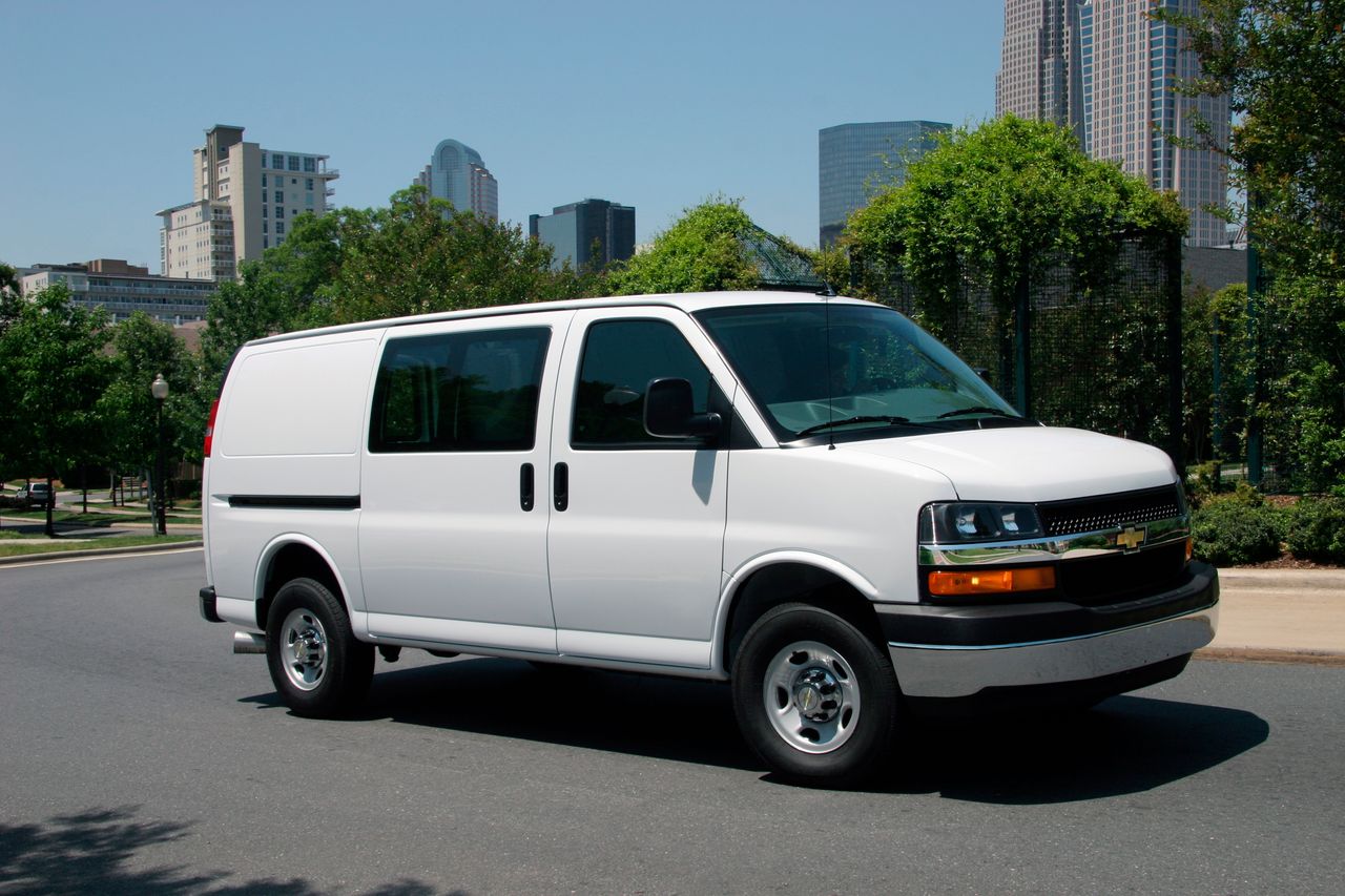 Chevy Express ma 25 lat i dalej świetnie się sprzedaje. Pod maską nowy silnik V8