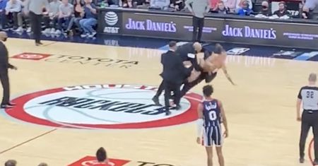 Kuriozalna sytuacja na meczu NBA. Kibic przerwał spotkanie