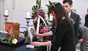 Ostatnie pożegnanie Andrzeja Precigsa. Na pogrzebie wieńce od produkcji "M jak Miłość" i ministra