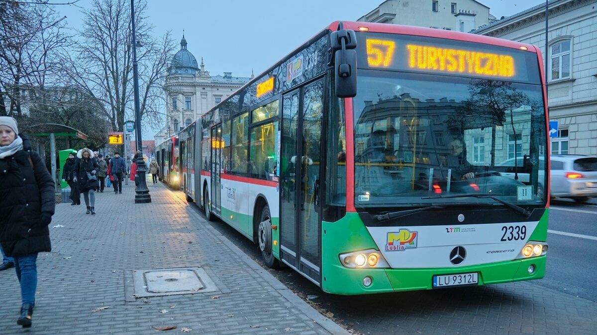 Autobus przegubowy linii nr 57 na przystanku Plac Litewski