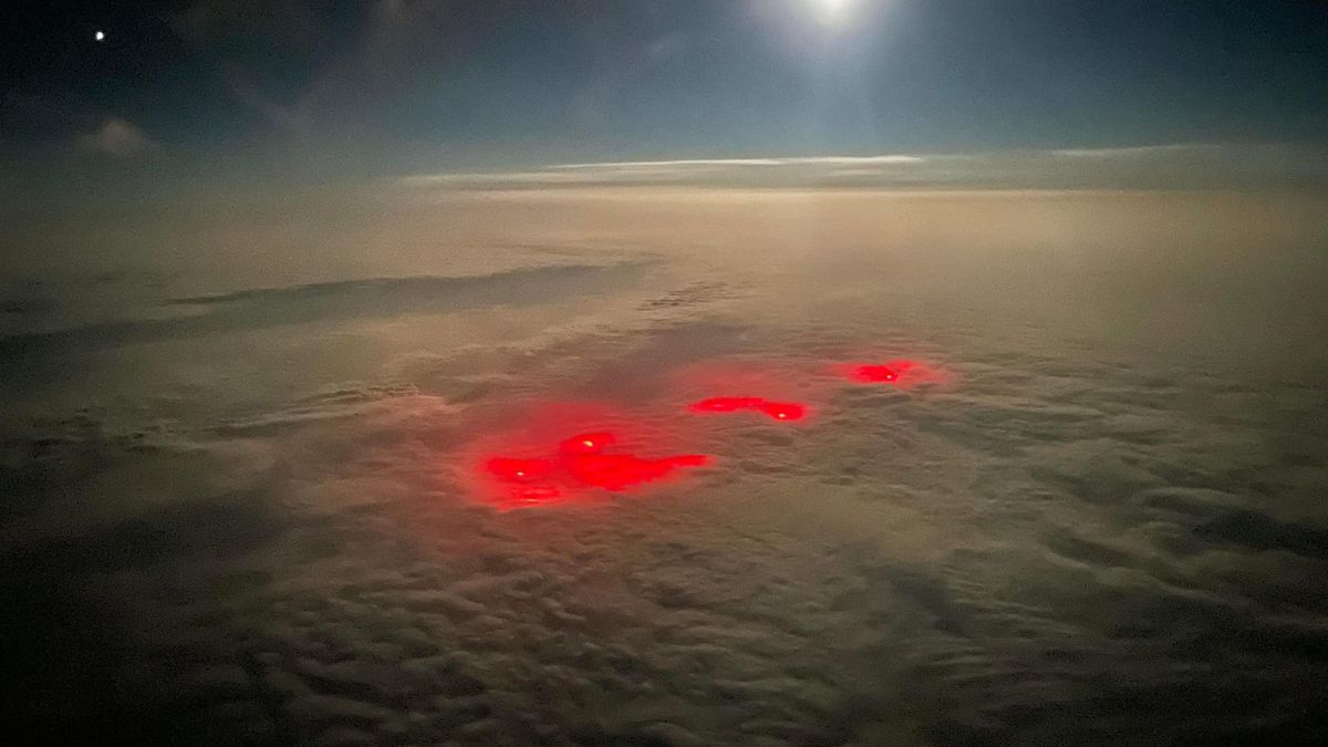 Niezwykłe ujęcia chmur podświetlonych na czerwono