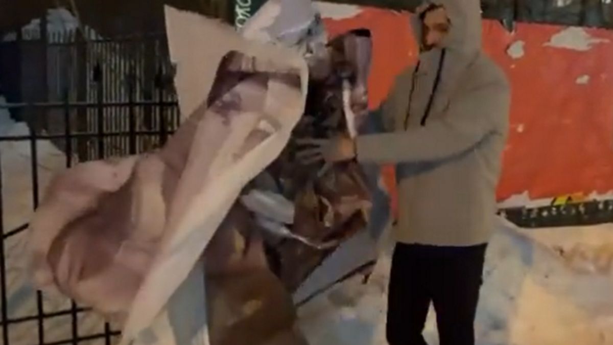 Właściciel baru zerwał plakaty