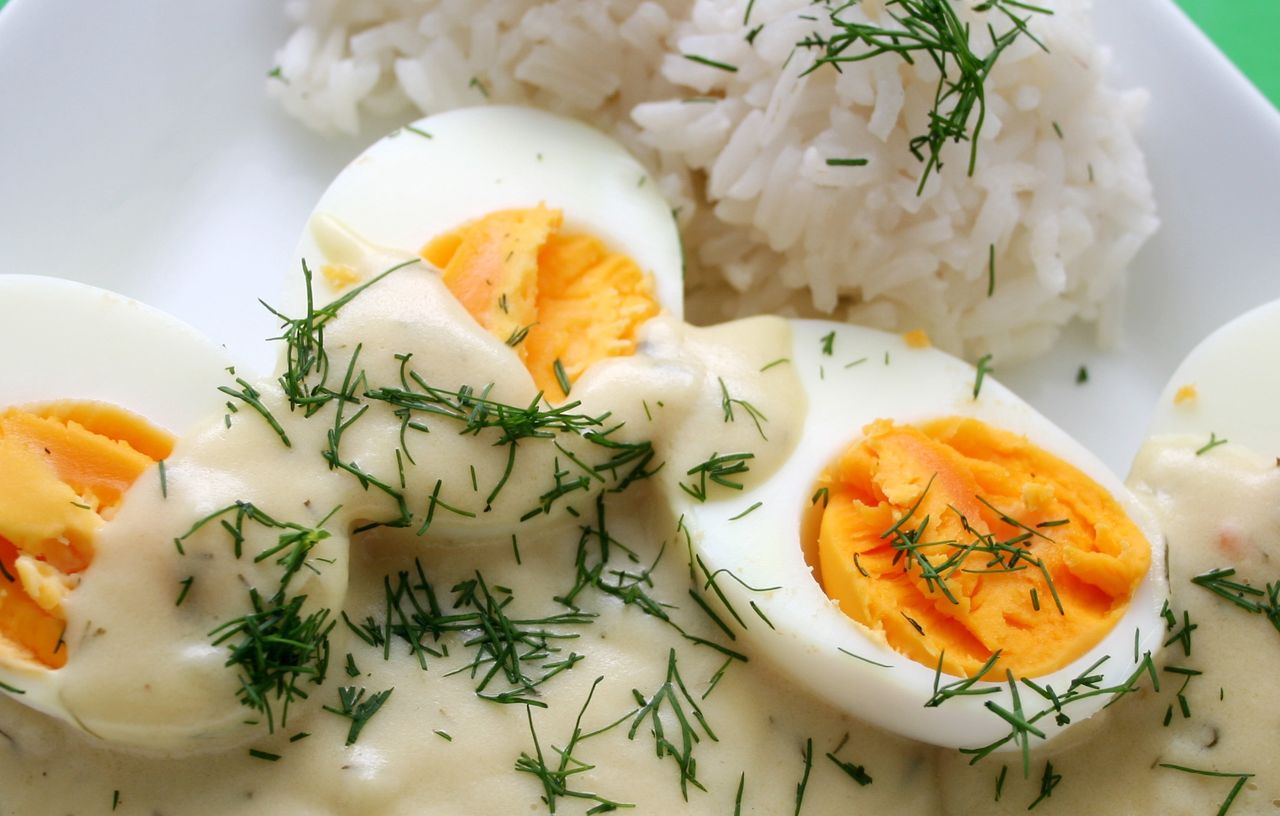 Jajka w sosie musztardowym