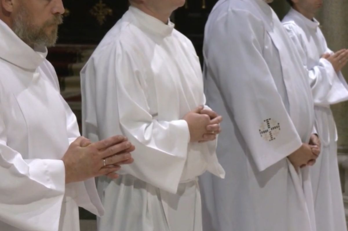 Mają żony i przyjmują święcenia. Przybywa ich w polskim Kościele