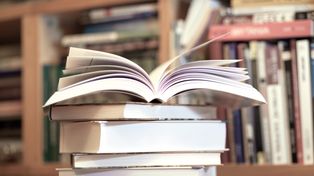 Spotkanie literackie "Sergiusz Piasecki - buntownik, żołnierz, pisarz" w Miejskiej Bibliotece Publicznej w Pionkach. Zobacz zdjęcia