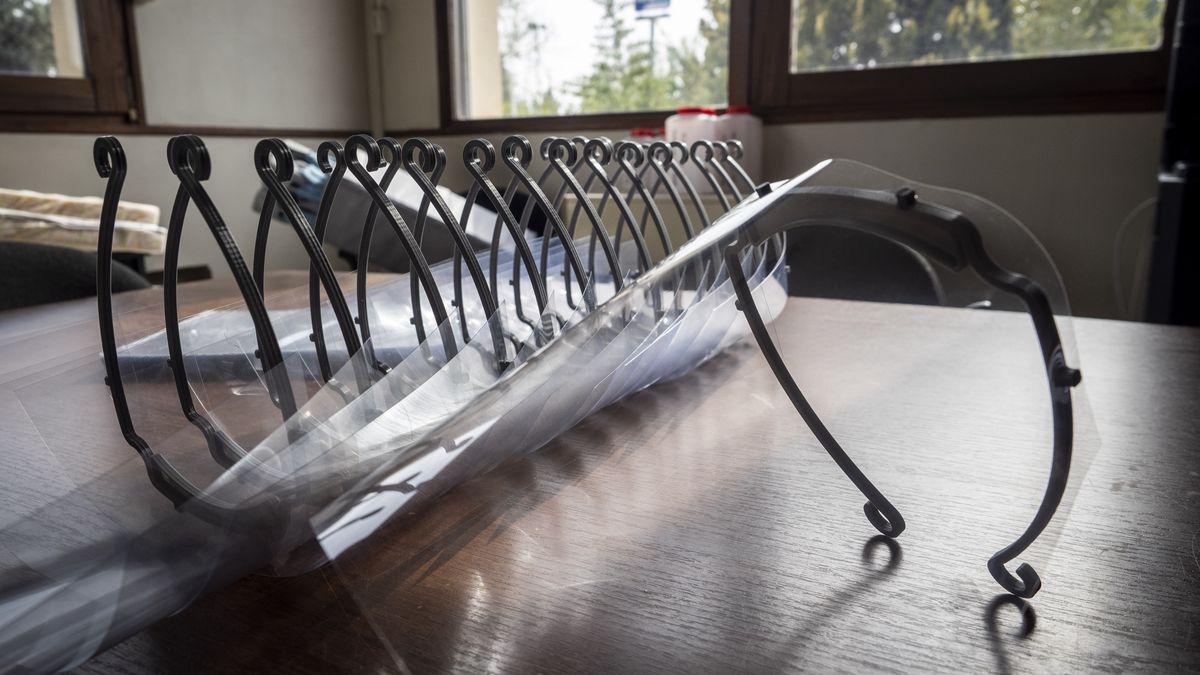 Zakaz noszenia przyłbic w pracy