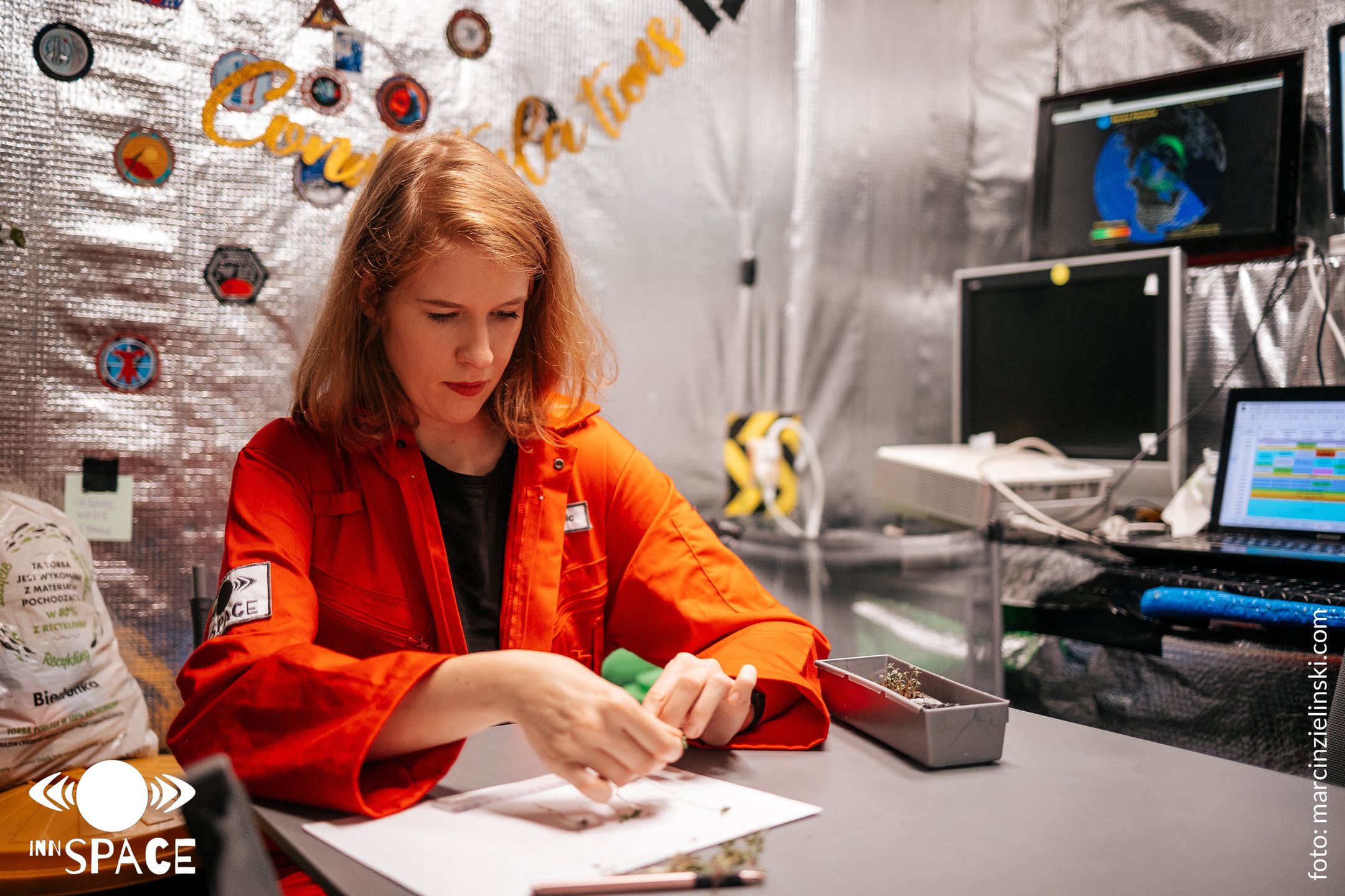 Justyna Pelc w roli analogowej astronautki