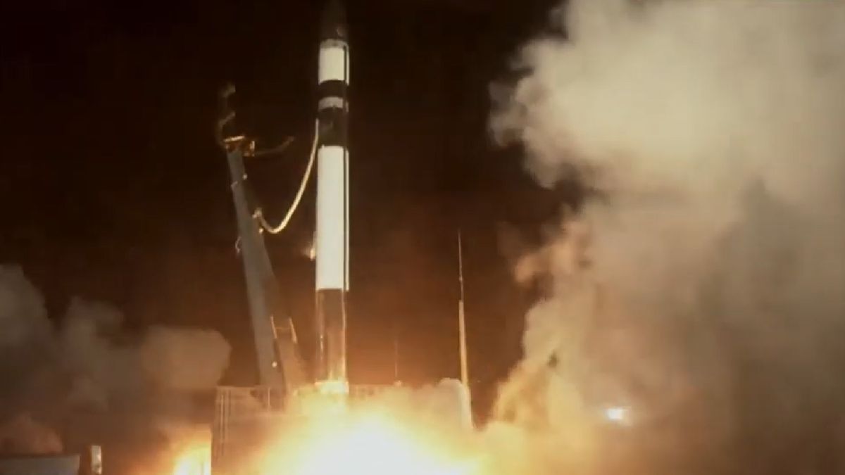 Start rakiety Electron wynoszącej satelitę NROL-162.