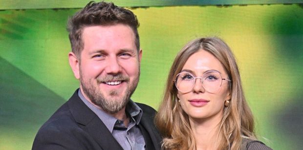 Antek Królikowski z ukochaną chwalą się weselnymi stylizacjami. Iza postawiła na kreację z dekoltem. Ładnie się zaaranżowali? (FOTO)