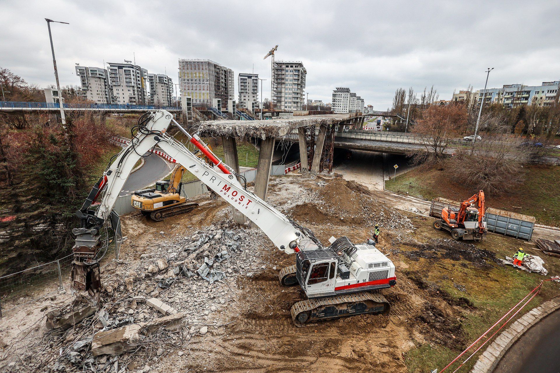 Trwa rozbiórka kładki na Zaspie