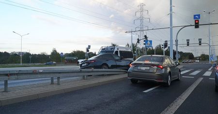Wpadł w poślizg na skrzyżowaniu, obróciło go i zawisł na barierach