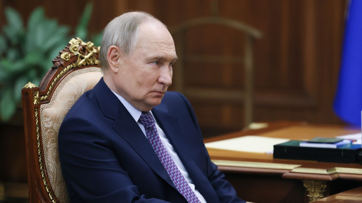 Russian President Putin meets with Krasnodar region Governor Veniamin Kondratyev
epa11985222 Russian President Vladimir Putin listens to Krasnodar region Governor Veniamin Kondratyev during their meeting at the Kremlin in Moscow, Russia, 24 March 2025. Putin expressed support for Kondratyev's intention to run for re-election as governor of the Krasnodar Territory for the next term.  EPA/VYACHESLAV PROKOFYEV/SPUTNIK/KREMLIN POOL 
Dostawca: PAP/EPA.
VYACHESLAV PROKOFYEV/SPUTNIK/KREMLIN POOL
office, meeting, government, suits