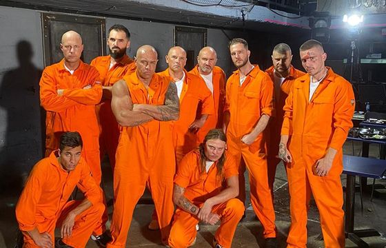 Gwiazdor "Demaskatora" w reklamie gry "Prison Simulator"