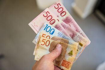 Kurs euro przebił się przez granicę sprzed kilkudziesięciu miesięcy. Dlaczego złoty ostro traci?