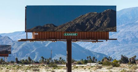 Na billboardach pojawiły się zdjęcia krajobrazów, które zasłaniają reklamy prawdziwym pięknem natury