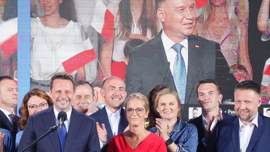 Wybory prezydenckie. Wyniki wyborów 2020. Według wyników sondażowych Exit Poll Rafał Trzaskowski zajął drugie miejsce. W drugiej turze wyborów zmierzy się z ubiegającym się o reelekcję prezydentem RP Andrzejem Dudą.