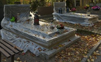 Owijają groby folią. Pokazała zdjęcia z Sopotu