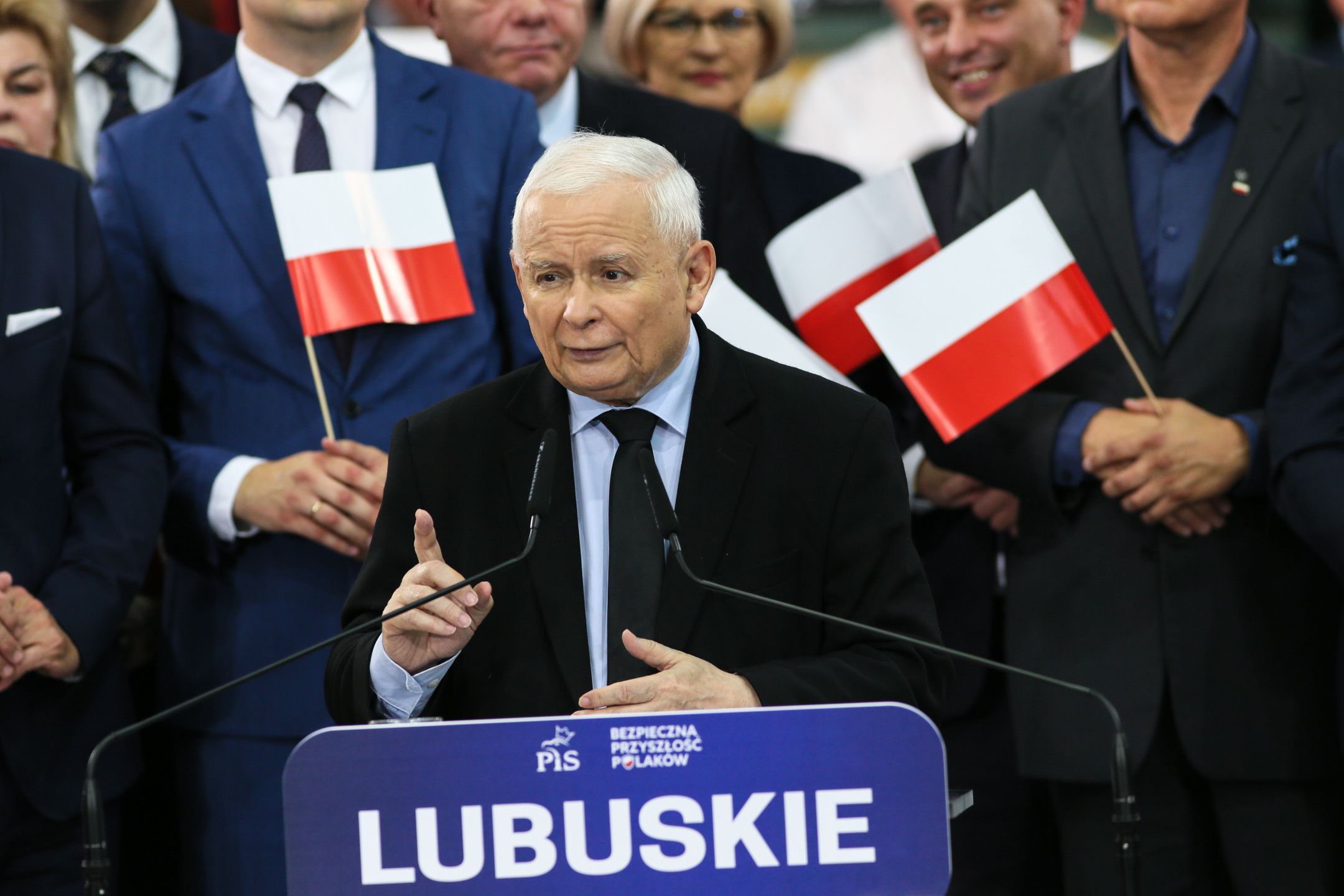 Gorzów Wielkopolski, 23.09.2023. Kampania wyborcza do parlamentu 2023. Wicepremier, prezes PiS Jarosław Kaczyński (C) podczas konwencji wojewódzkiej partii, 23 bm. w Gorzowie Wielkopolskim. (sko) PAP/Lech Muszyński