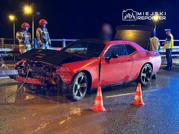 Koszmarny wypadek w Warszawie. Dodge wjechał w barierki na Żoliborzu