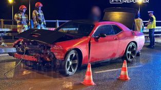 Koszmarny wypadek w Warszawie. Dodge wjechał w barierki na Żoliborzu