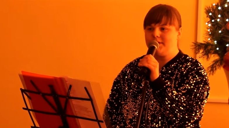 Makowkamusic śpiewa dzieciom piosenkę o aborcji 