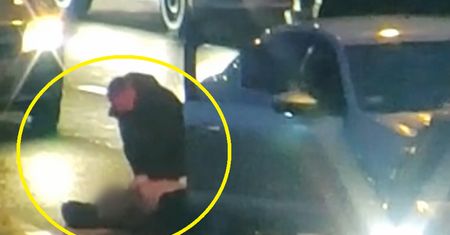 Niezwykłe! Sam środek ulicy w Olsztynie. Policjant reanimuje 63-latka