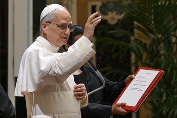Oficjalne zdjęcie papieża Leona XIV opublikowane przez Watykan