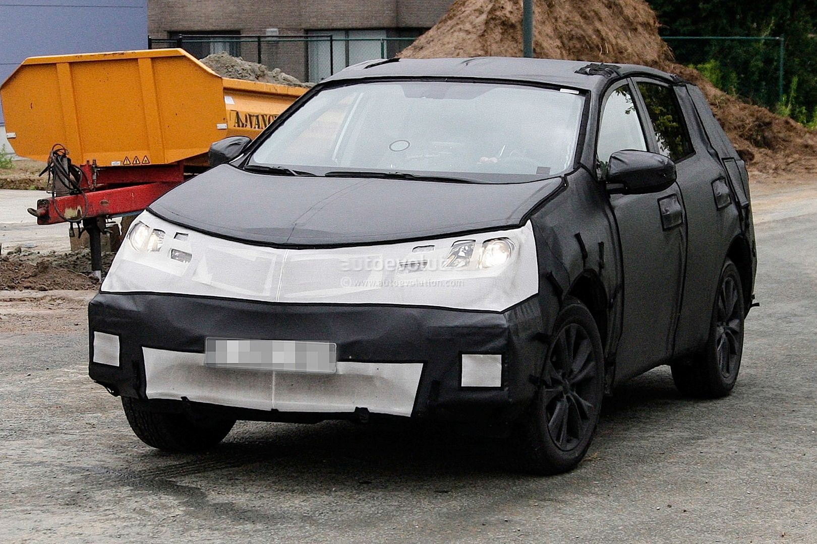 Nowa Toyota RAV4 (2013) - zdjęcie szpiegowskie (źródło: Autoevolution)